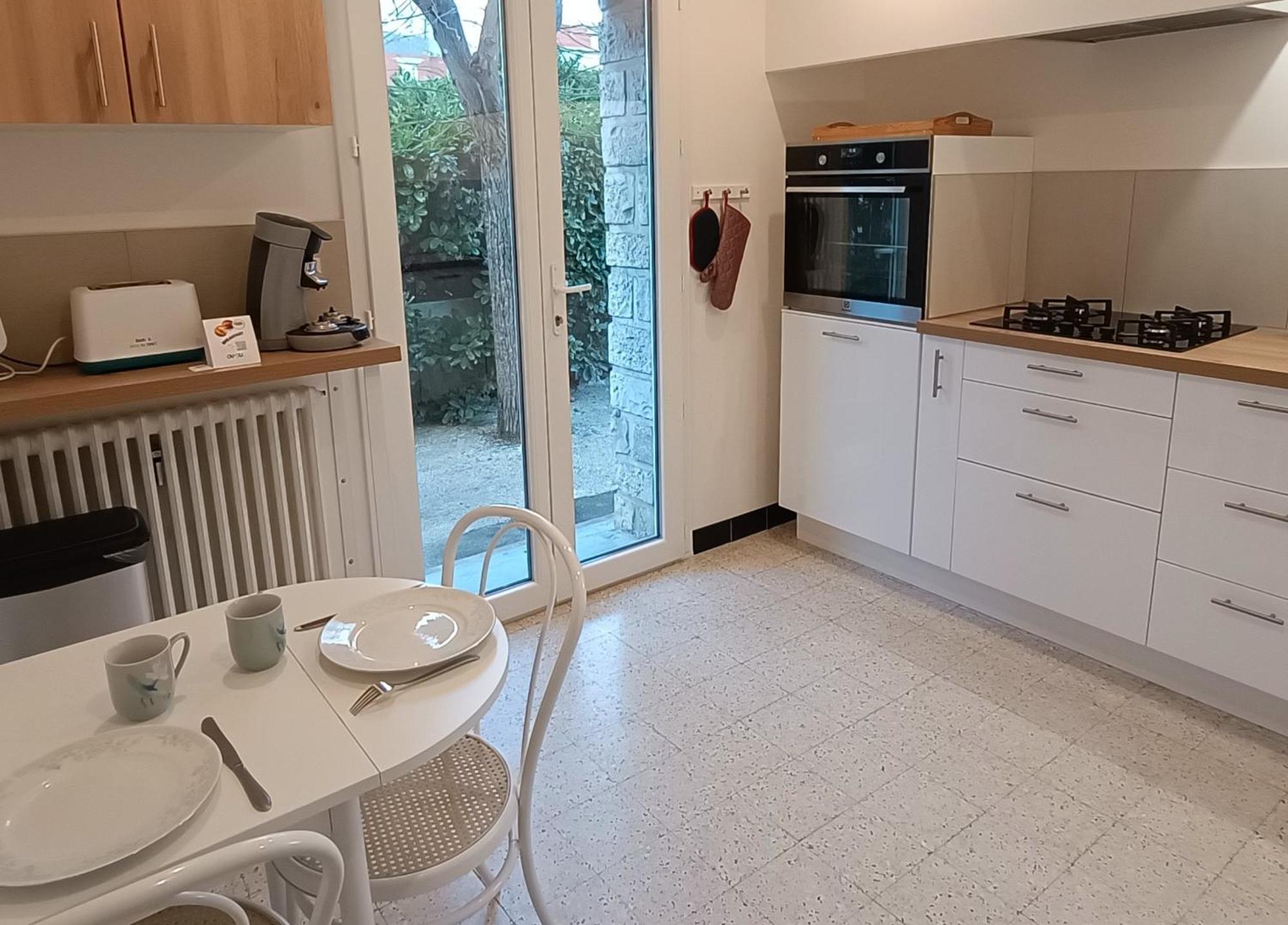Grand Appartement, 2 Chambres Et Jardin Ним Экстерьер фото